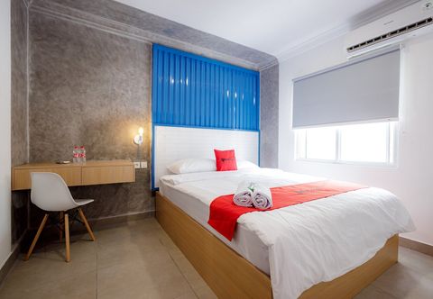 Bedroom RedDoorz Plus @ Jalan Gatot Subroto Jakarta