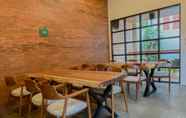 Bar, Kafe, dan Lounge 5 Smedi Coliving & Coffee 