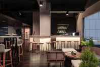 Bar, Cafe and Lounge Whiz Luxe Hotel Spazio Surabaya