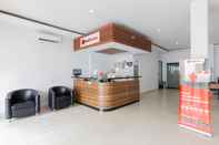 Lobi RedDoorz Plus near Living Plaza Jababeka