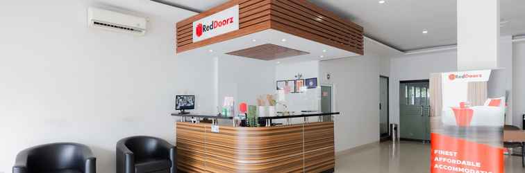 Lobby RedDoorz Plus near Living Plaza Jababeka