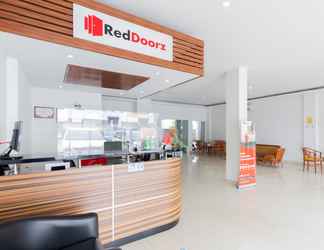 Lobby 2 RedDoorz Plus near Living Plaza Jababeka