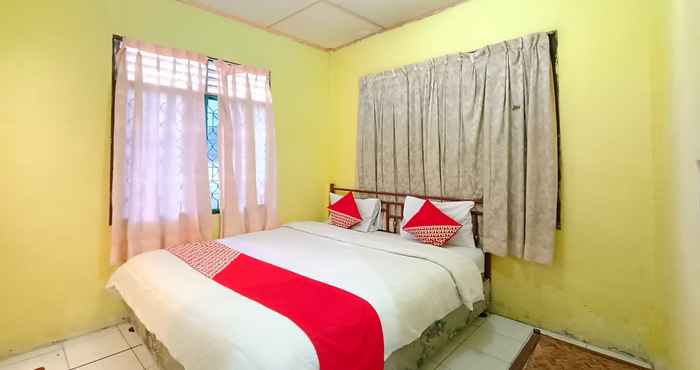 Kamar Tidur OYO 92503 Penginapan & Villa Sirait