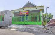 Luar Bangunan 2 SPOT ON 92535 Guest House Pak Darso