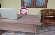 ล็อบบี้ 6 SPOT ON 92536 Teguh Homestay Syariah