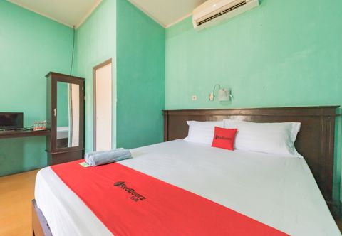 Others RedDoorz near Pantai Ujung Genteng