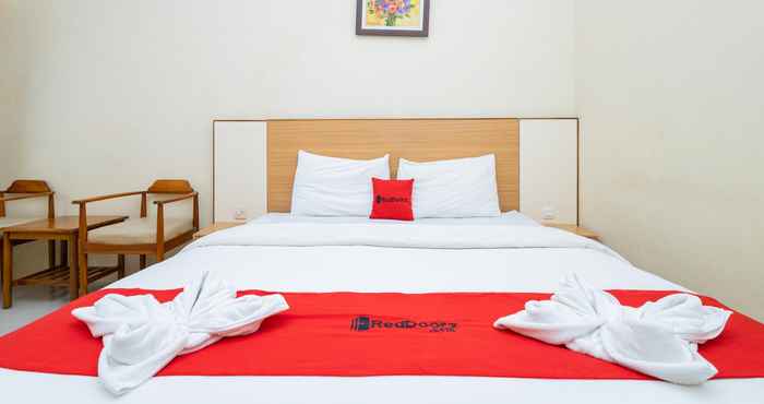 Bedroom RedDoorz Plus near Malang Airport