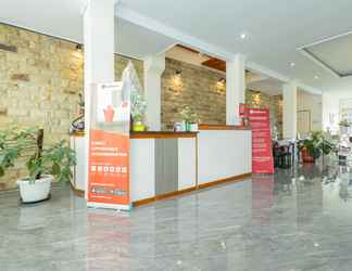 Lobby 2 RedDoorz Plus near Malang Airport