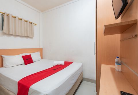 Bilik Tidur RedDoorz Plus Near Galaxy Bekasi