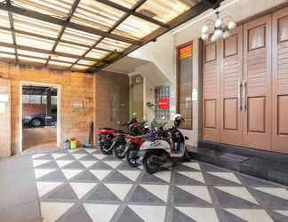 Lobi 2 RedDoorz near Halim Perdanakusuma 3