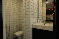 In-room Bathroom Flexus Signature Suite by Widebed