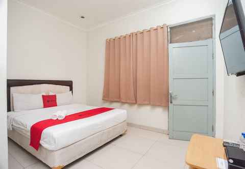 Bedroom RedDoorz Plus near RS PMI Bogor