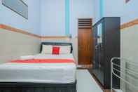 Bedroom RedDoorz Syariah near Alun-Alun Bojonegoro