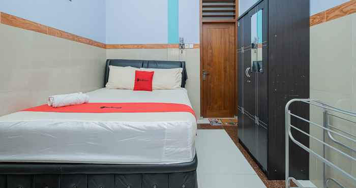 Bedroom RedDoorz Syariah near Alun-Alun Bojonegoro