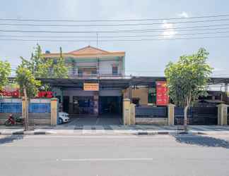 Bên ngoài 2 RedDoorz Syariah near Alun-Alun Bojonegoro