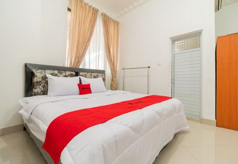 Kamar Tidur RedDoorz Syariah near Universitas Putra Indonesia Padang
