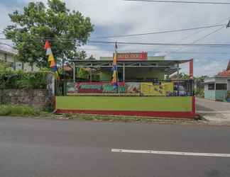 Luar Bangunan 2 RedDoorz near Kampus UMP Purwokerto