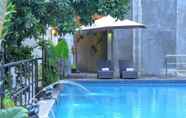 Kolam Renang 7 Oak Tree Emerald Semarang