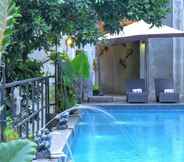Swimming Pool 7 Oak Tree Emerald Semarang
