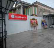 Exterior 2 RedDoorz Syariah near Perempatan Kartasuro