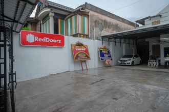 Exterior 4 RedDoorz Syariah near Perempatan Kartasuro