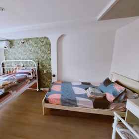 Bedroom 1 Hostel Homestay Minh Loc, โรงแรม & ที่พัก Takashimaya