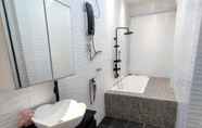 In-room Bathroom 6 SS Homestay Manir