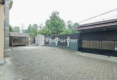 Lain-lain 6 Boss Residence Serang Mitra RedDoorz