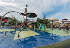 Swimming Pool 4 Urbanview Hotel Tropical Ketapang by RedDoorz