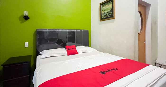 Bedroom RedDoorz near Pantai Pandan Sibolga 2