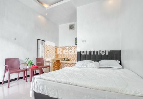 Bedroom Griya Rahayu Guesthouse Mitra RedDoorz near Jatim Park 2 Batu