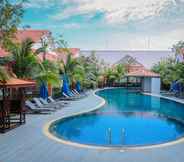 สระว่ายน้ำ 7 Sea Breeze Hotel & Villa