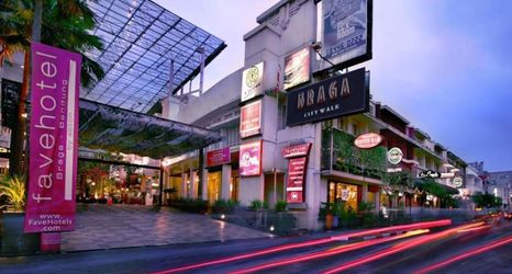 外部的 2 favehotel Braga Bandung.