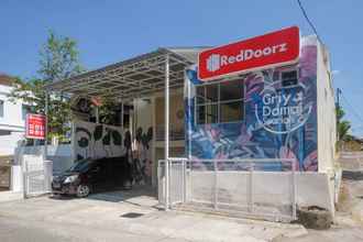 Exterior 4 RedDoorz Syariah near Universitas Mercu Buana Kampus 2 Yogyakarta