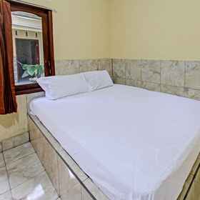 Bedroom 1 Hotel O Inn Homestay, Hotel Polres Lombok Barat