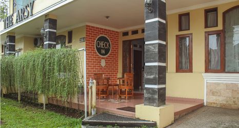 ロビー 2 The Arsy Hotel Tasikmalaya Managed by Pradiza Hospitality