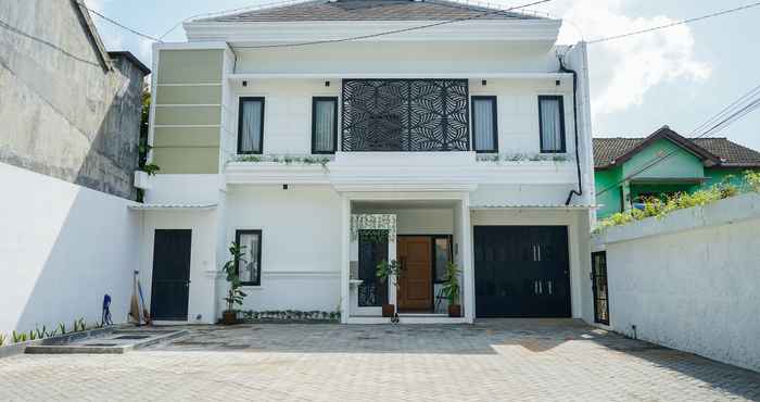 Exterior Singgahsini Rumah Daun Timoho (Male Only)