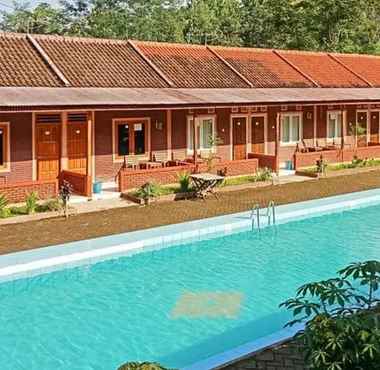 Swimming Pool 2 Villa Kampoeng City Wonosalam Mitra RedDoorz