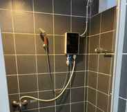 In-room Bathroom 4 Budget stay easy access to Timberland Medical Centre,Batu 3 Kuching By Natol-Hong Kong