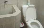 In-room Bathroom 5 OYO Life 92647 Edelweis Homestay