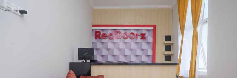 Lobi RedDoorz near Kawasan Bandara Ahmad Yani Semarang 2