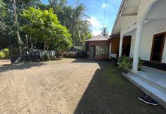 Exterior 2 SPOT ON 92689 Homestay Srikandi Pulau Merah Beach