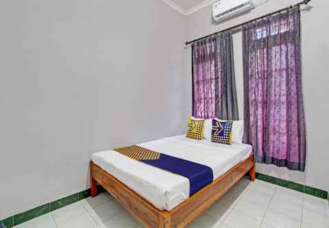 Bedroom SPOT ON 92575 Zazi Homestay 