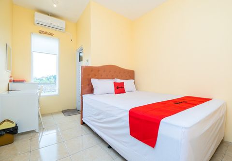 Bedroom RedDoorz Syariah near RSUD Dr Iskak Tulungagung