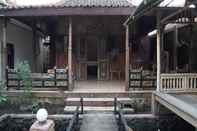 Luar Bangunan SPOT ON 92698 Holy Homestay