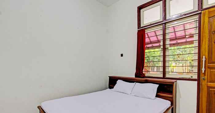 Kamar Tidur OYO 92710 Losmen Tjabe Merah