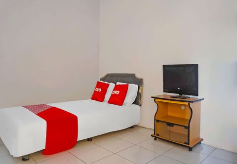 ห้องนอน OYO 92704 Pondok Bunga Lily