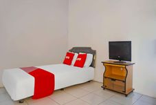 ห้องนอน OYO 92704 Pondok Bunga Lily