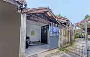 Exterior 2 OYO Life 92709 Kost Teras Cikapundung Syariah