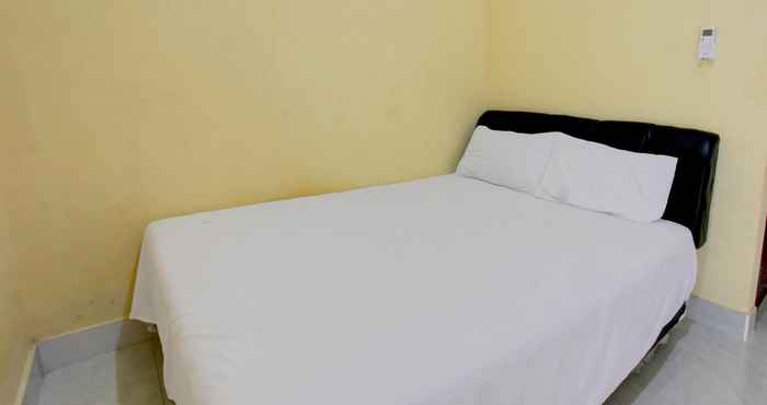 Kamar Tidur OYO 92756 Kos Moncok